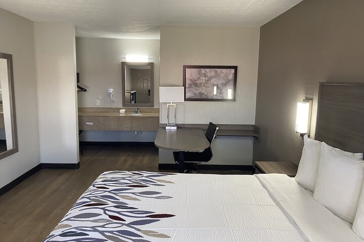 Deluxe King Bed (1 of 9)