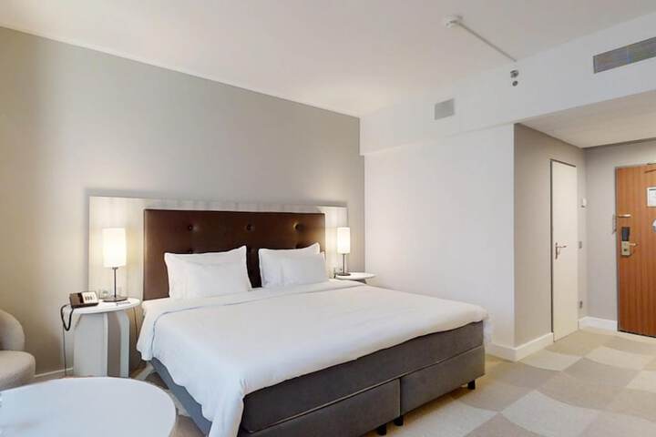 Room 25 of 197