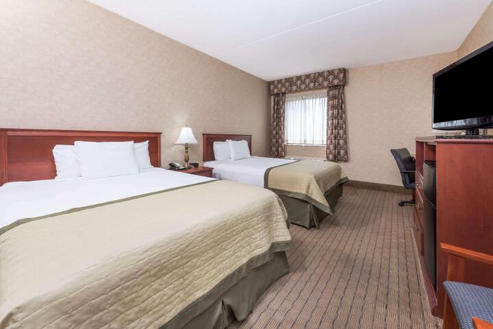 2 Queen Beds (18 of 19)