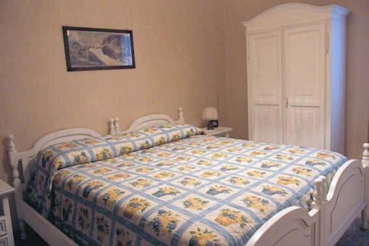 Room 5 of 14