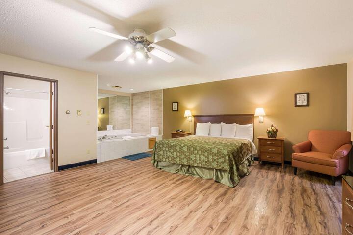 Deluxe King Bed (1 of 13)