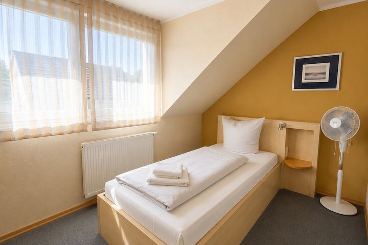 Room 6 of 28