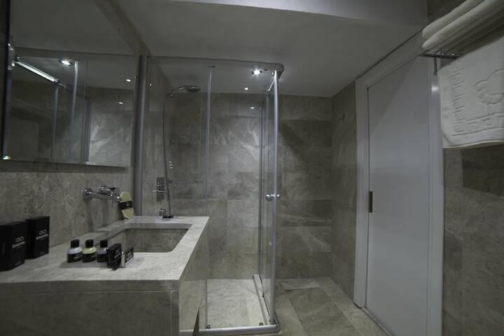 Room 13 of 18