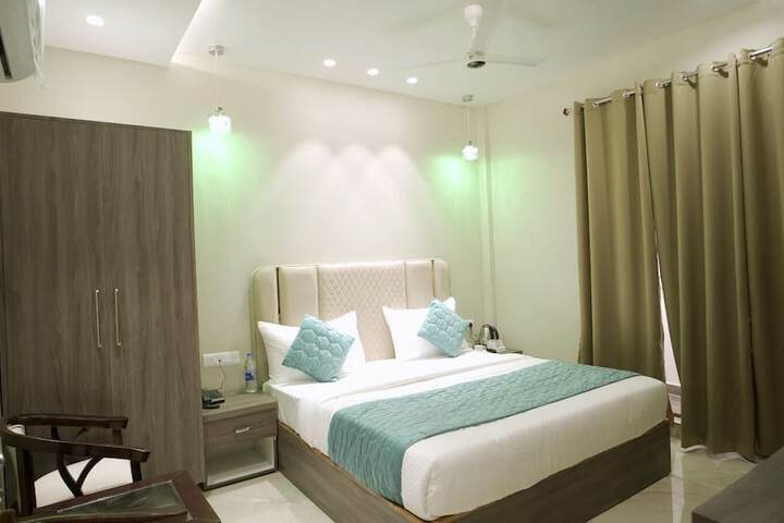 Room 12 of 18