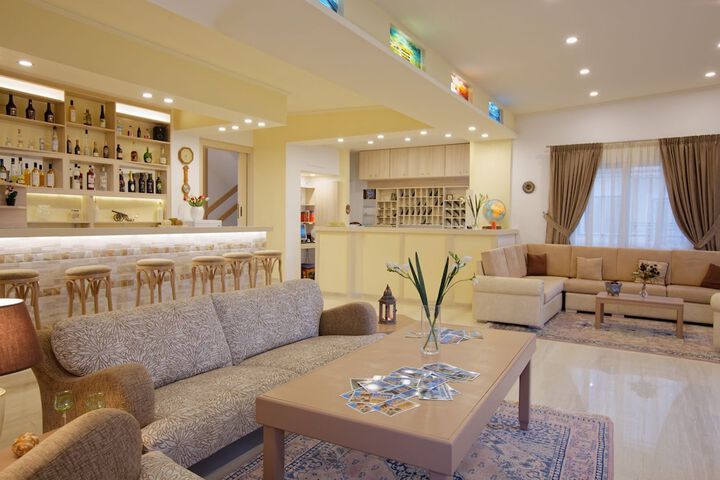 Lounge 26 of 50