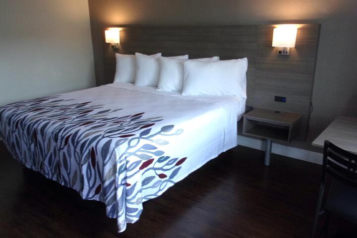 1 King Bed (3 of 19)
