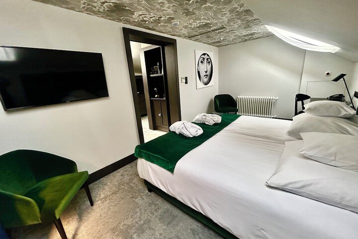 Room 8 of 48