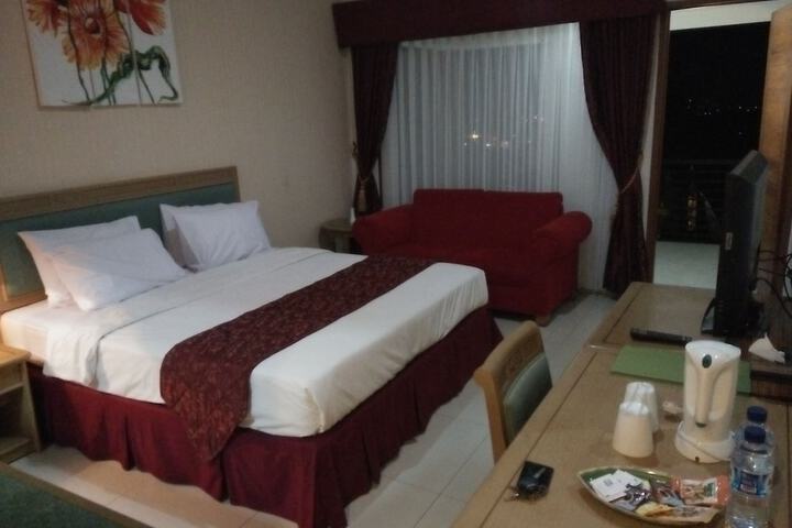 Room 33 of 184