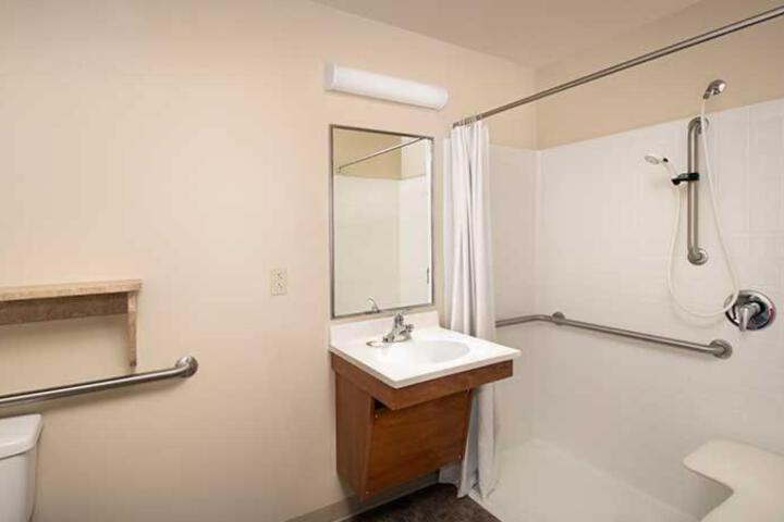 Standard Room, King or Two Doubles (4 of 16)