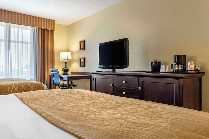 2 Queen Beds (2 of 8)