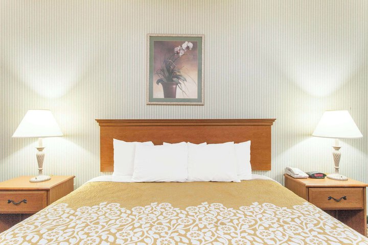 1 Queen Bed (6 of 8)