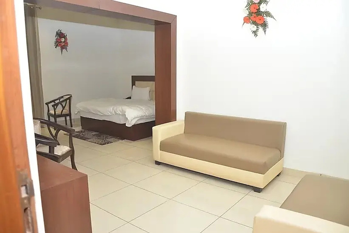 Room 5 of 10