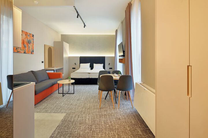Room 6 of 80