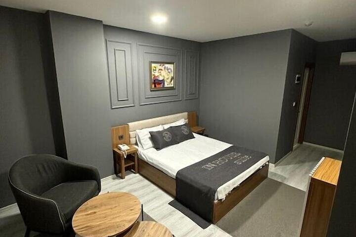 Room 11 of 18