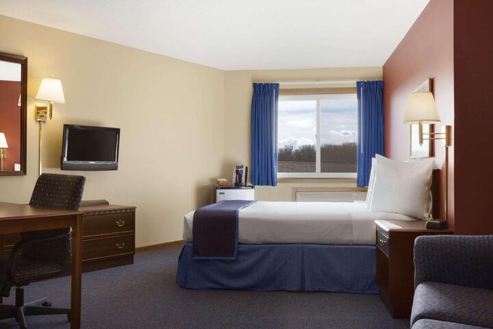1 Queen Bed (6 of 10)