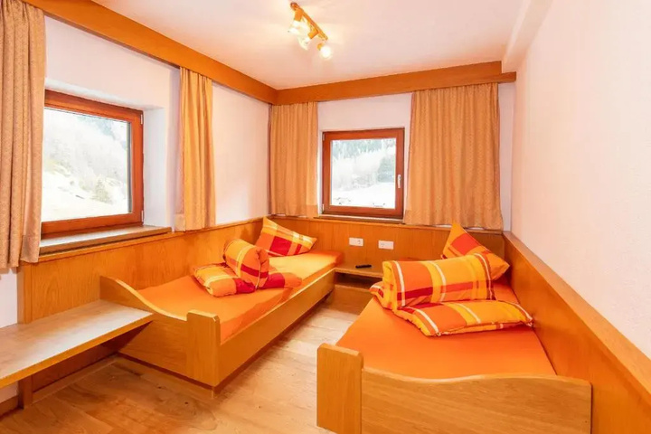Room 4 of 8