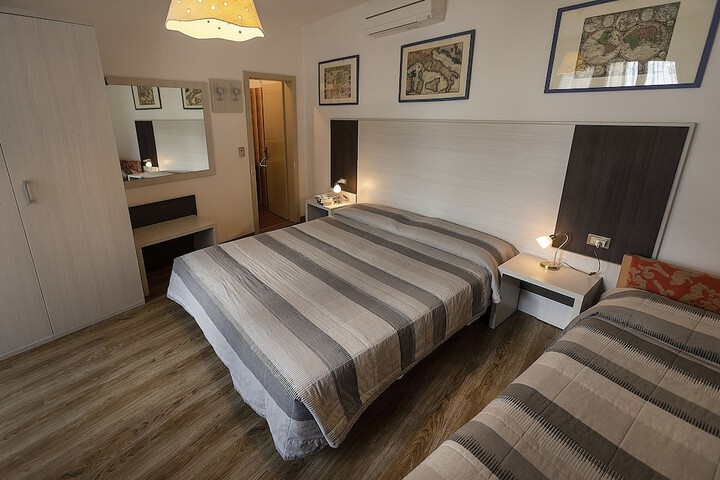 Room 13 of 33