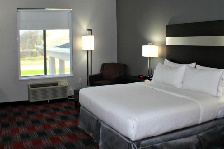 1 King Bed Standard Comm Accessible (9 of 10)