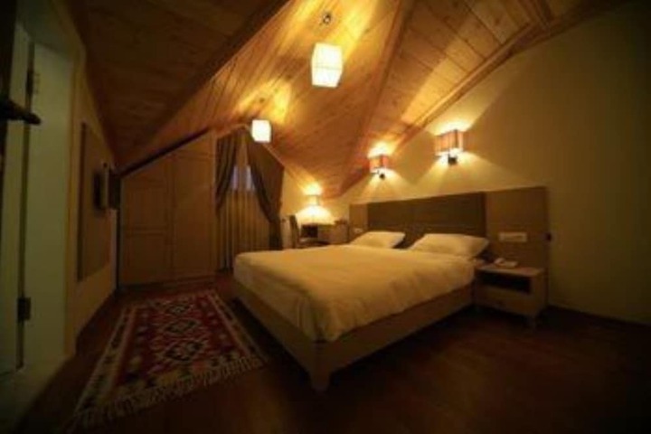 Room 10 of 83