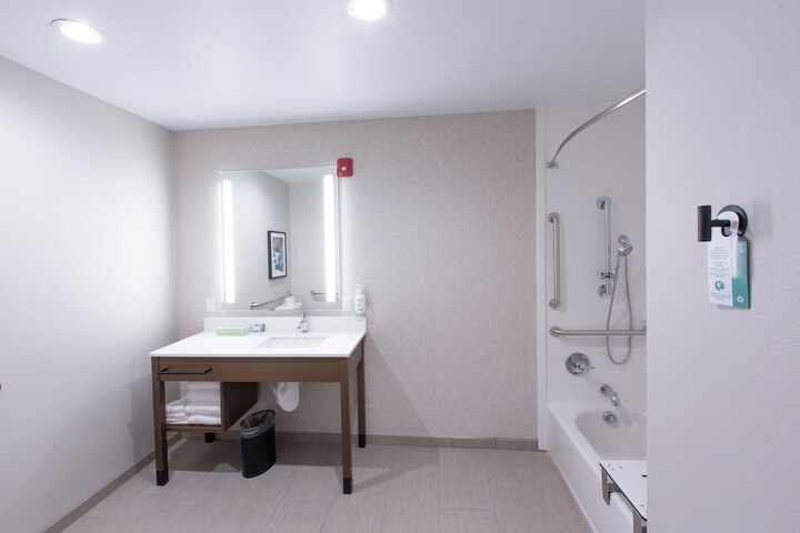2 Queen Beds Standard Room Bathtub (7 of 10)