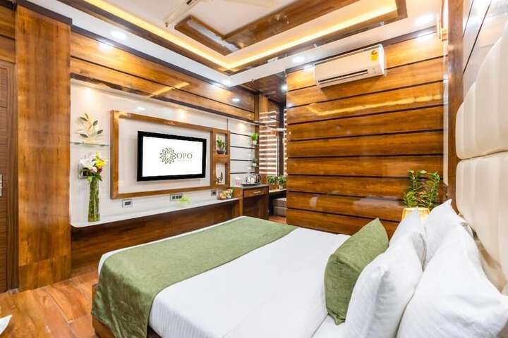 Room 5 of 16