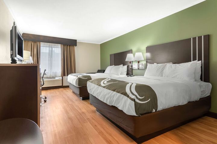 2 Queen Beds (2 of 6)