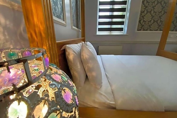 Room 7 of 12