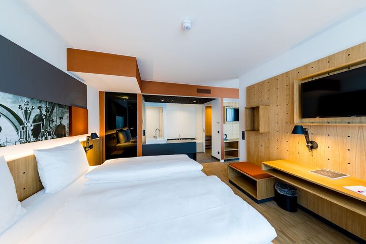 Room 33 of 83