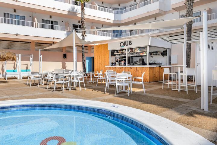 Hotel Pool