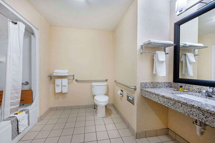 2 Queen Accessible Comm Assist Bathtub Microwave, Refrigerator WiFi Full Breakfast (10 of 11)