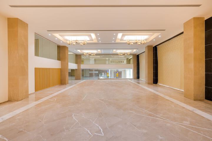 Ballroom/Hall 34 of 44