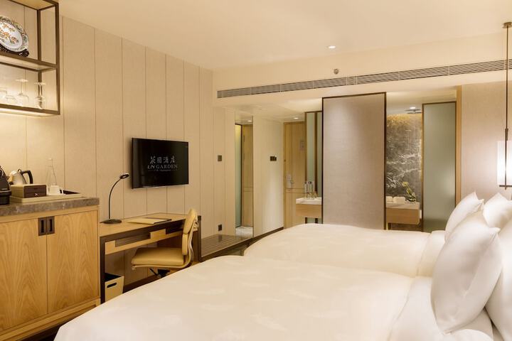 Room 7 of 180