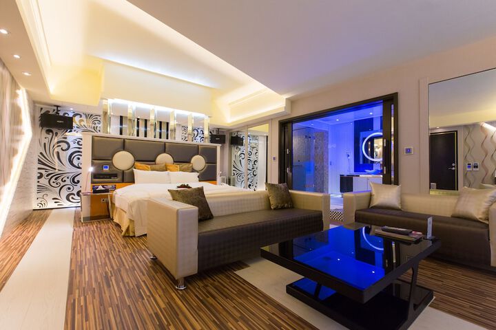 Room 15 of 216
