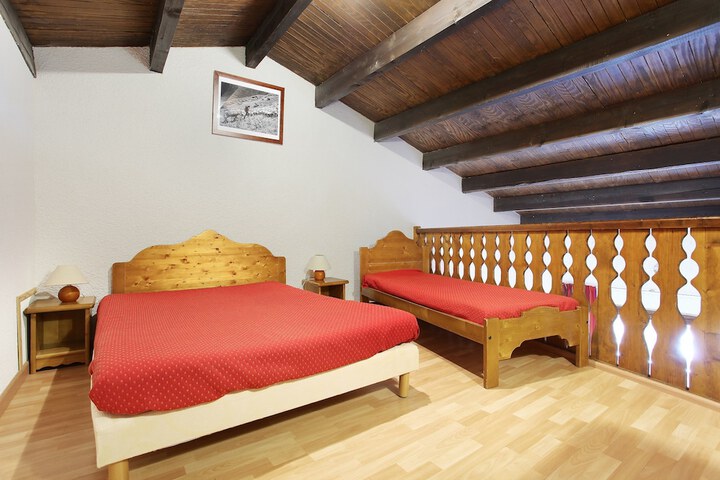Room 9 of 25