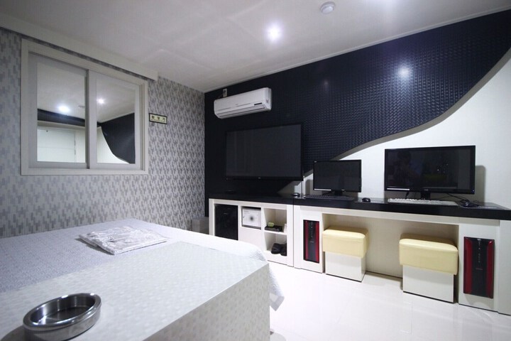 Room 4 of 33
