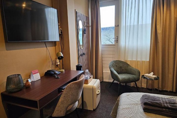 Room 4 of 42