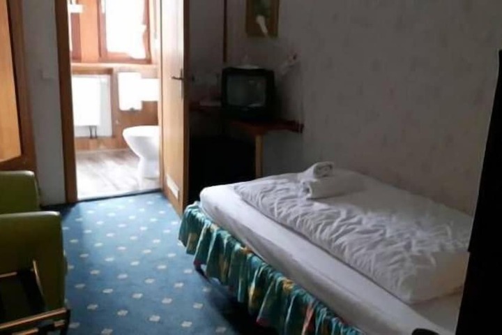Room 10 of 28
