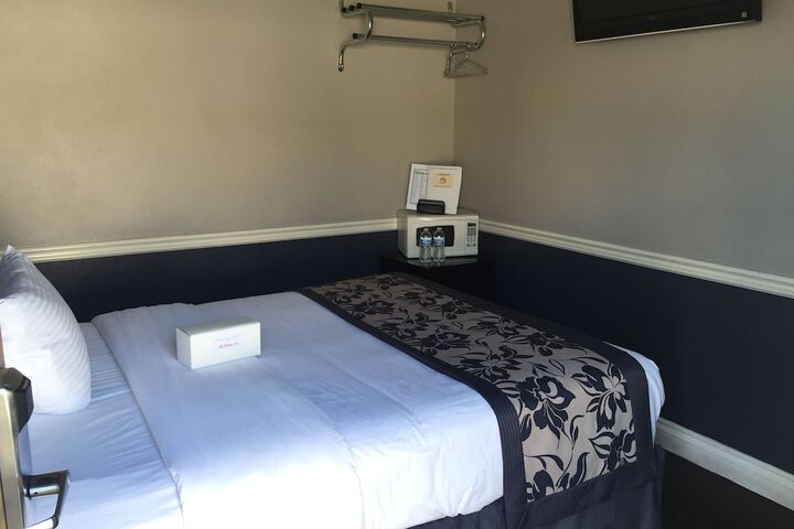 Room 10 of 16