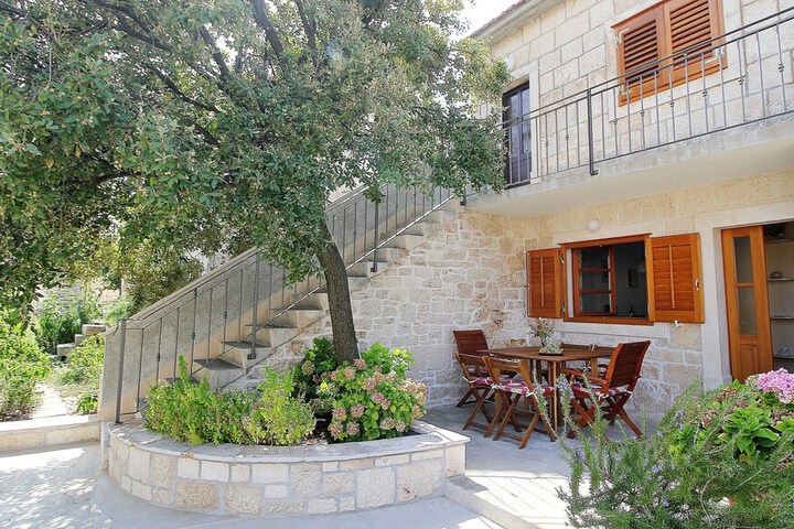 HOLIDAY HOME MASKA