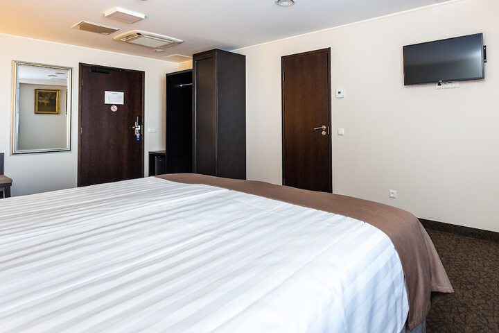 Room 11 of 37