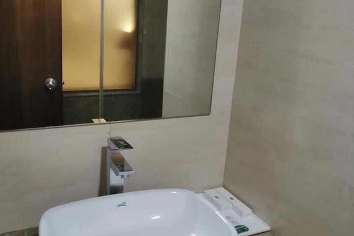 Room 143 of 181