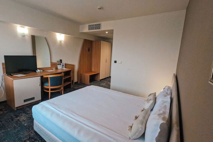 Room 22 of 64