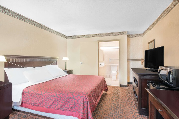 1 King Bed (2 of 11)