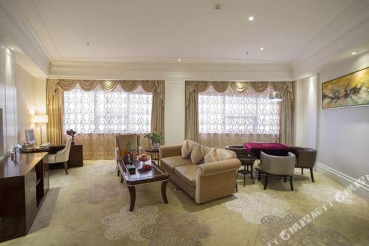 Long Fei Sheng Shi International Hotel