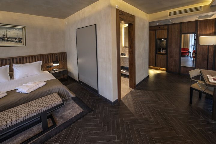 Room 10 of 30