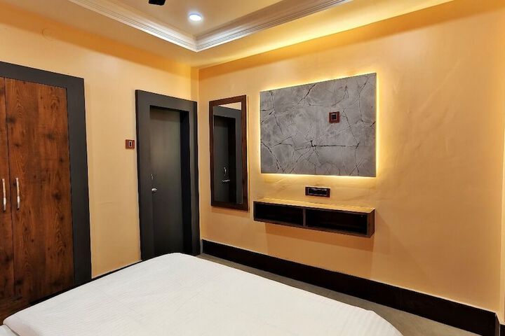Room 15 of 33