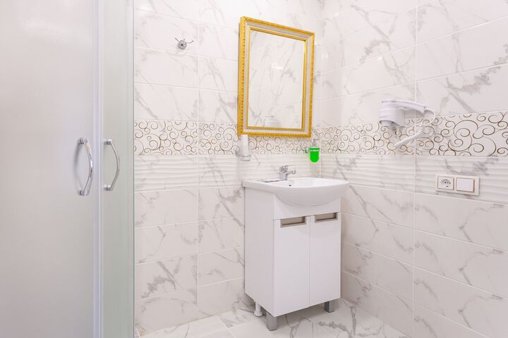 Room 12 of 25