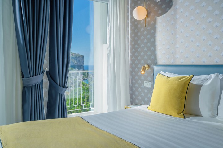 Room 65 of 211