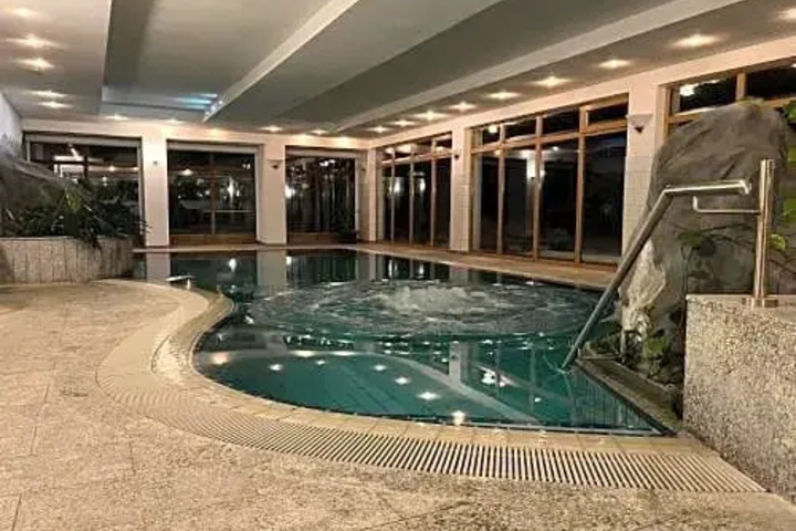 Pool 10 of 15