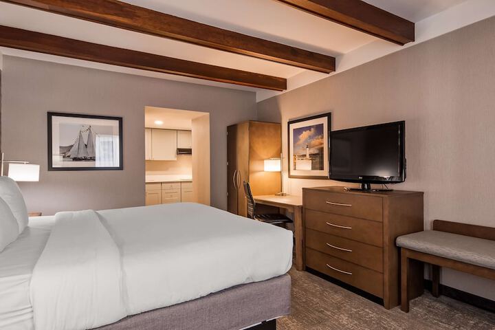 1 King Bed (3 of 24)